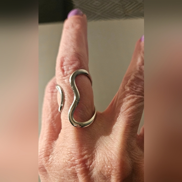 Modern Silver Infinity Ring with Abstract Design - Picture 3 of 7
